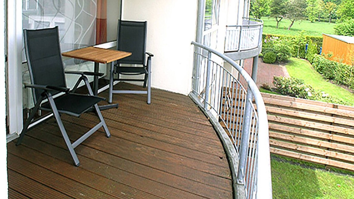 Bad Zwischenahn Apartment | Apartment 'Ferienwohnung Zum Rosenteich' with Balcony and Wi-Fi