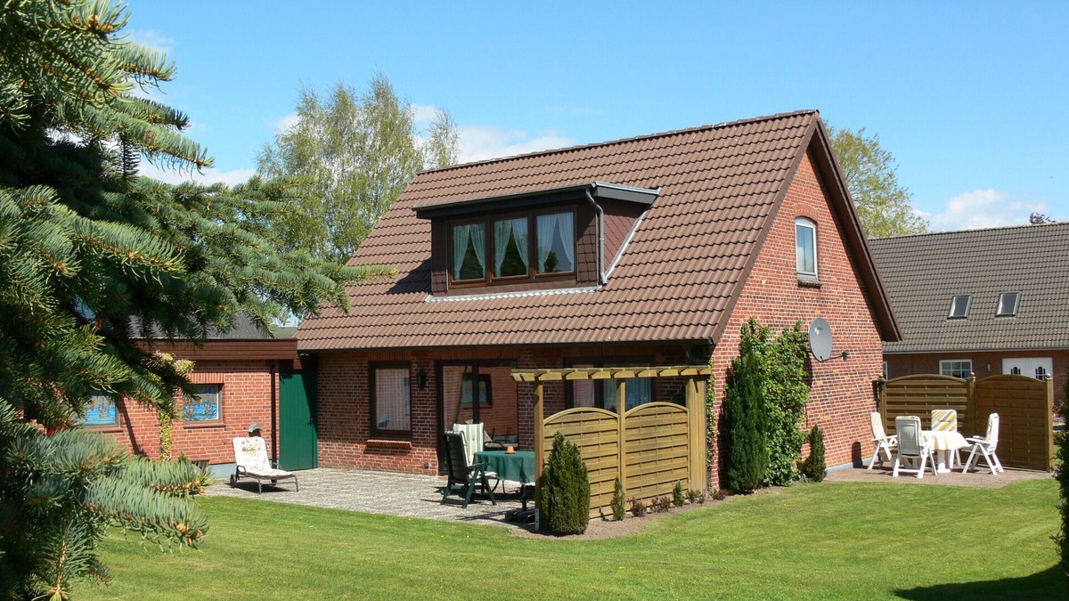 Rabel Apartment | Apartment 'Ferienhaus Christa - Falshöft' with Private Terrace and Private Garden