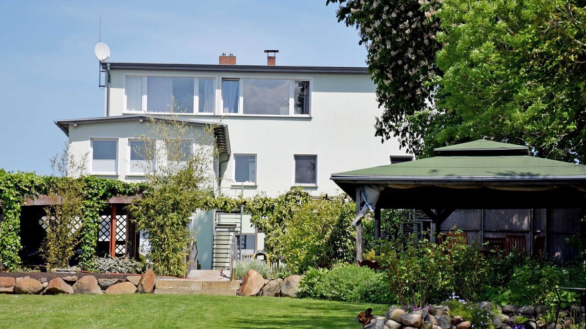 Altefaehr Apartment | Apartment 'Ferienwohnung Sundblick' with Lake View, Shared Terrace and Wi-Fi