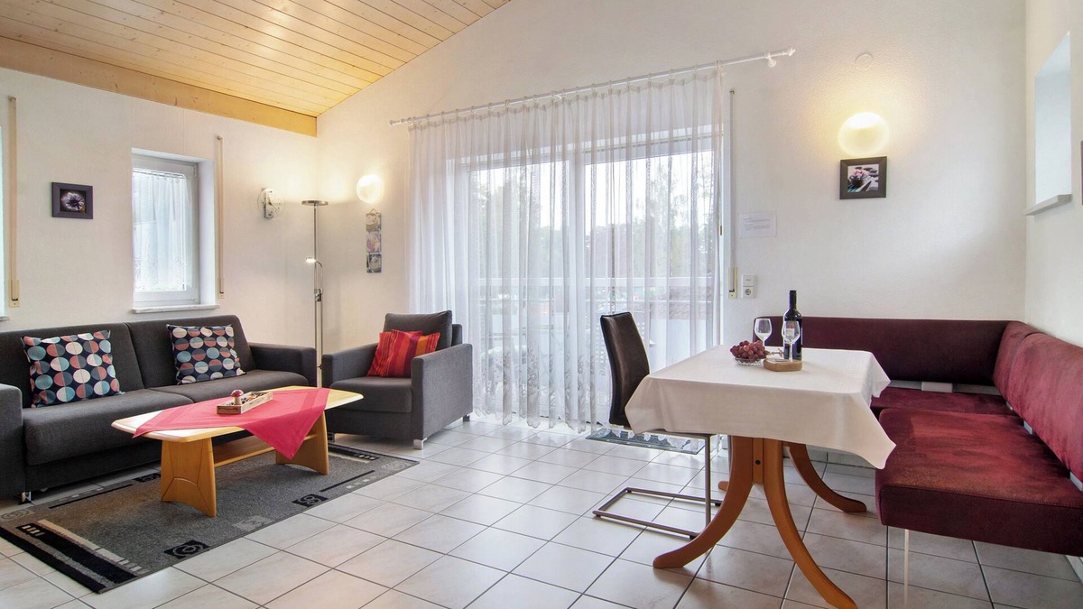 Petershausen-Ost Apartment | Apartment 'Ferienwohnung Links' with Balcony and Wi-Fi