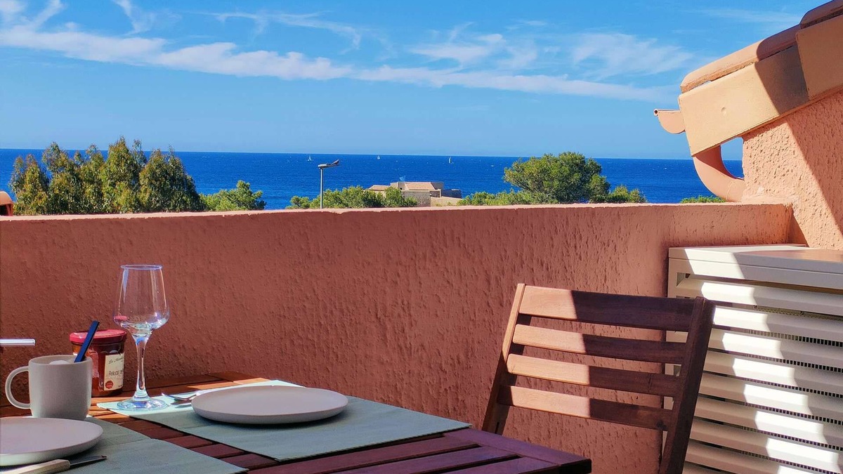 Giens Apartment | Apartment for 4 people with sea view facing Porquerolles and pool, located in Giens