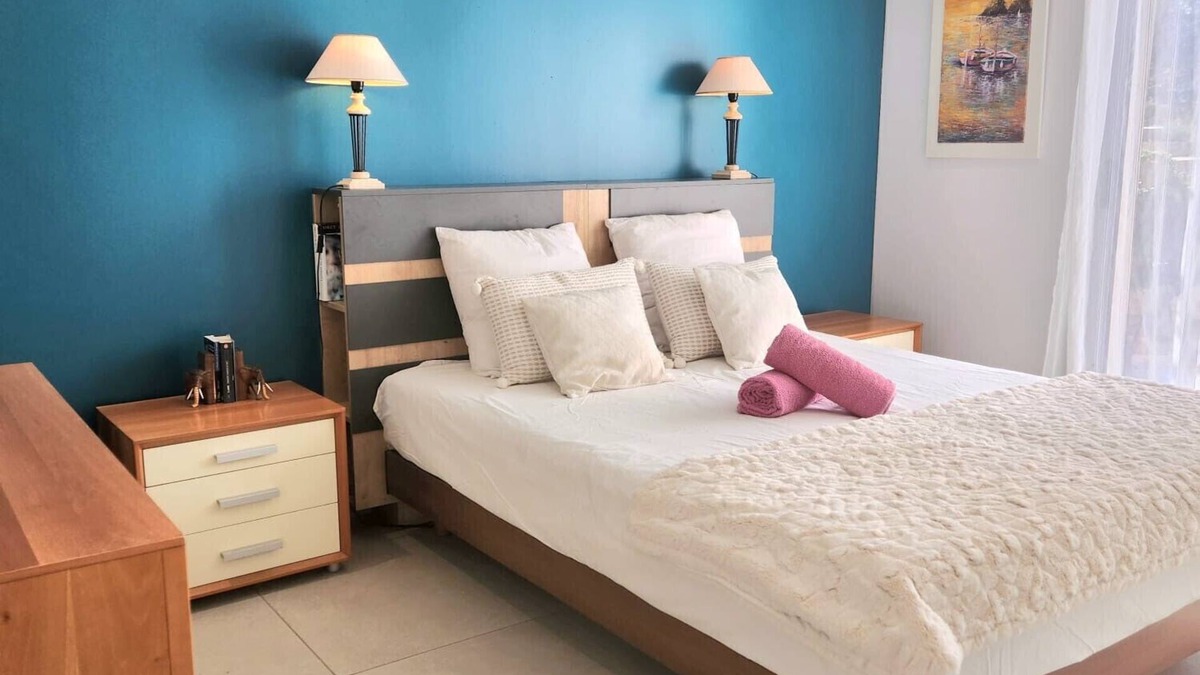 Roquefort-la-Bedoule Apartment | Apartment Nestled in a Private Estate Among the Vineyards