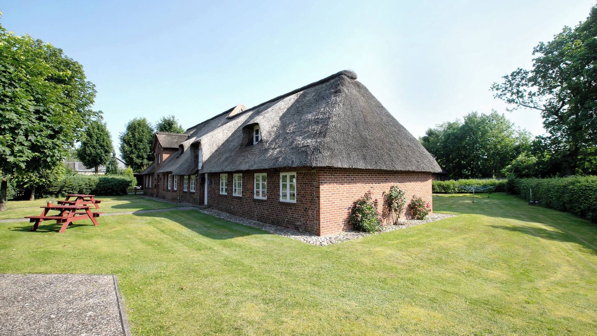 Bordelum Apartment | Apartment 'Friesisches Reetdach-ferienhaus' with Private Terrace, Private Garden and Wi-Fi