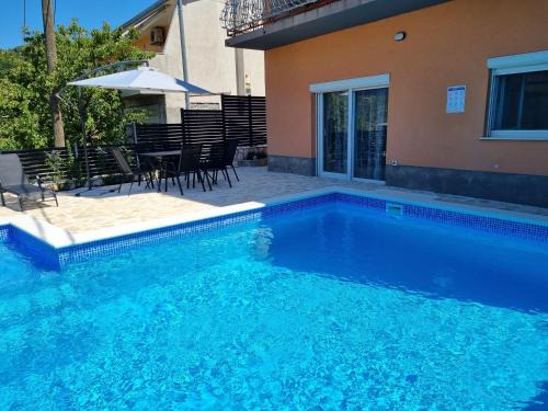 Srinjine Apartment | Apartment Gajo with swimming pool near Split