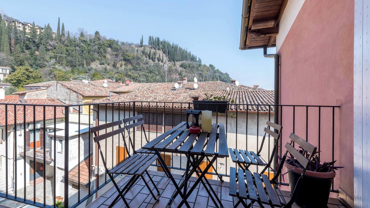Toscolano Maderno Apartment | Apartment Garda Friends Mondrian with Lake Views, Garden & Wi-Fi