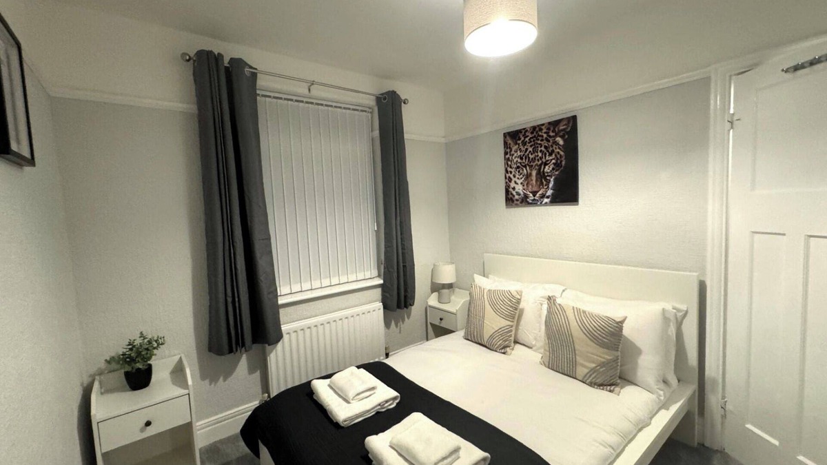 Newcastle-upon-Tyne Apartment | Apartment - Sleeps 4 - Pet friendly - Parking