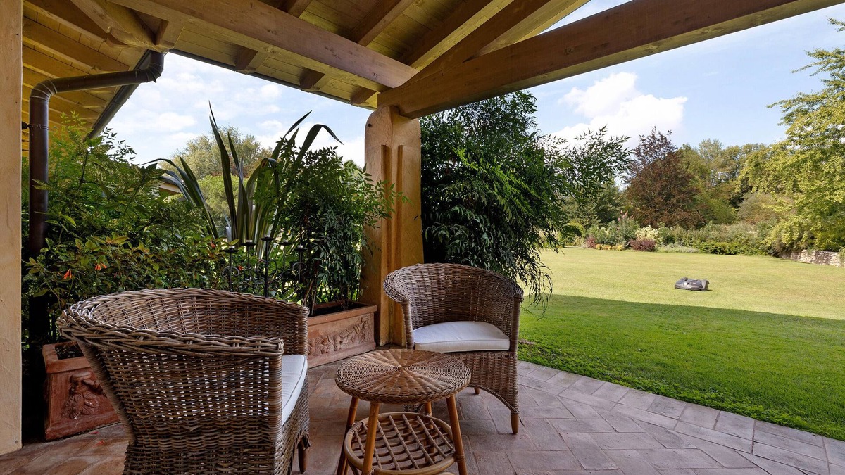 Puegnago del Garda Apartment | Apartment 'Giada' with Shared Pool, Wi-Fi and Air Conditioning