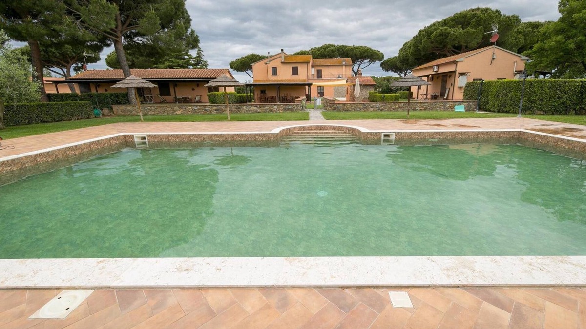 Piombino Apartment | Apartment 'Ginepro' with Shared Pool, Wi-Fi and Air Conditioning