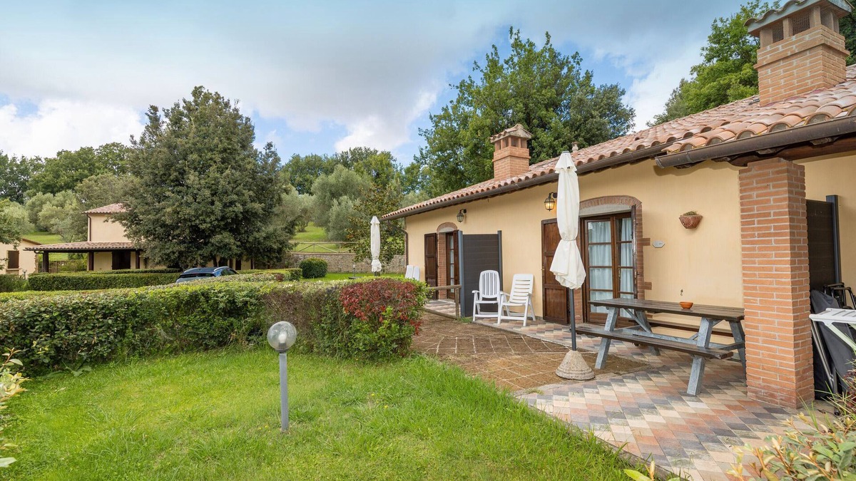 Santa Luce Apartment | Apartment 'Ginestra' with Shared Pool, Wi-Fi, and Air Conditioning