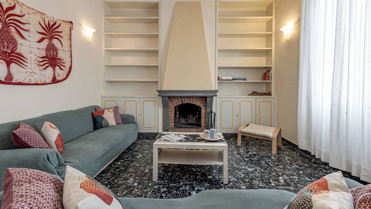 Santa Croce Apartment | Apartment 'Giotto Palace' with Balcony, Wi-Fi and Air Conditioning