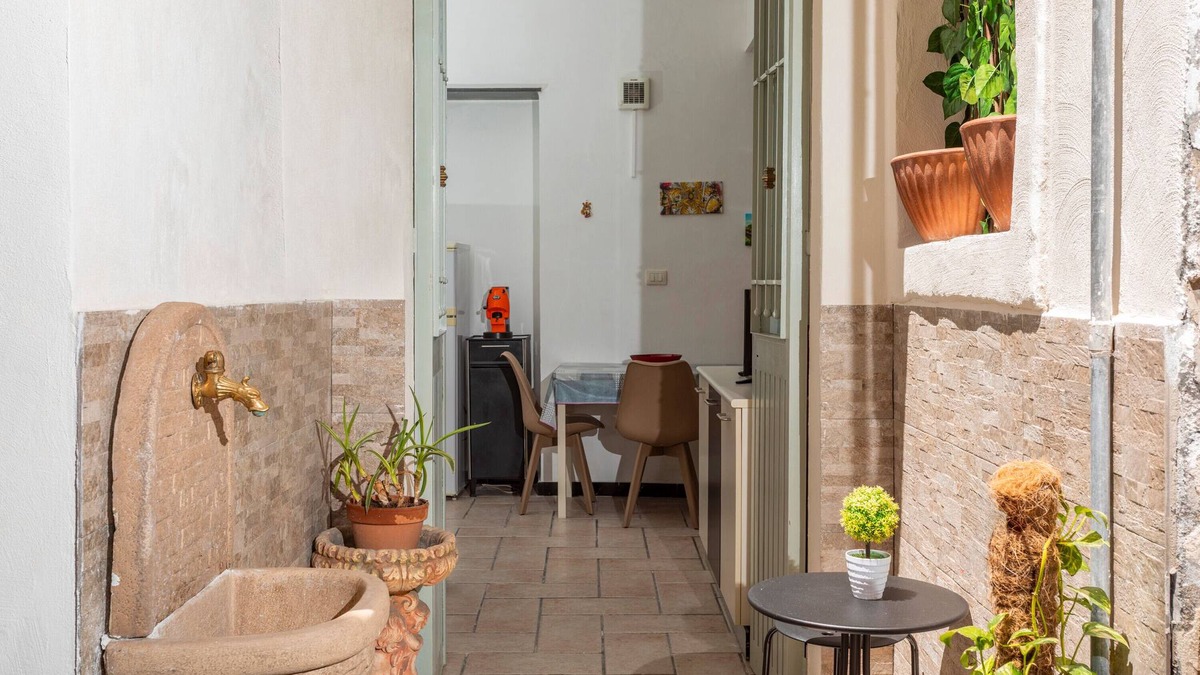 Borgo-Sanzio Apartment | Apartment 'Giulia's Home - Borgo' with Private Terrace, Wi-Fi and Air Conditioning