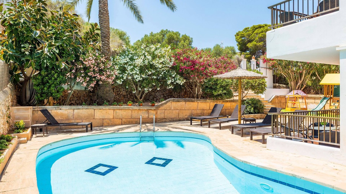 Cala Ferrera Apartment | Apartment 'Gran Sol Family 5' with Shared Pool, Wi-Fi and Air Conditioning