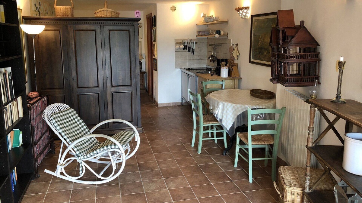 Castagneto Carducci Apartment | Apartment house on the edge of the medieval Castagneto Carducci studio Felice