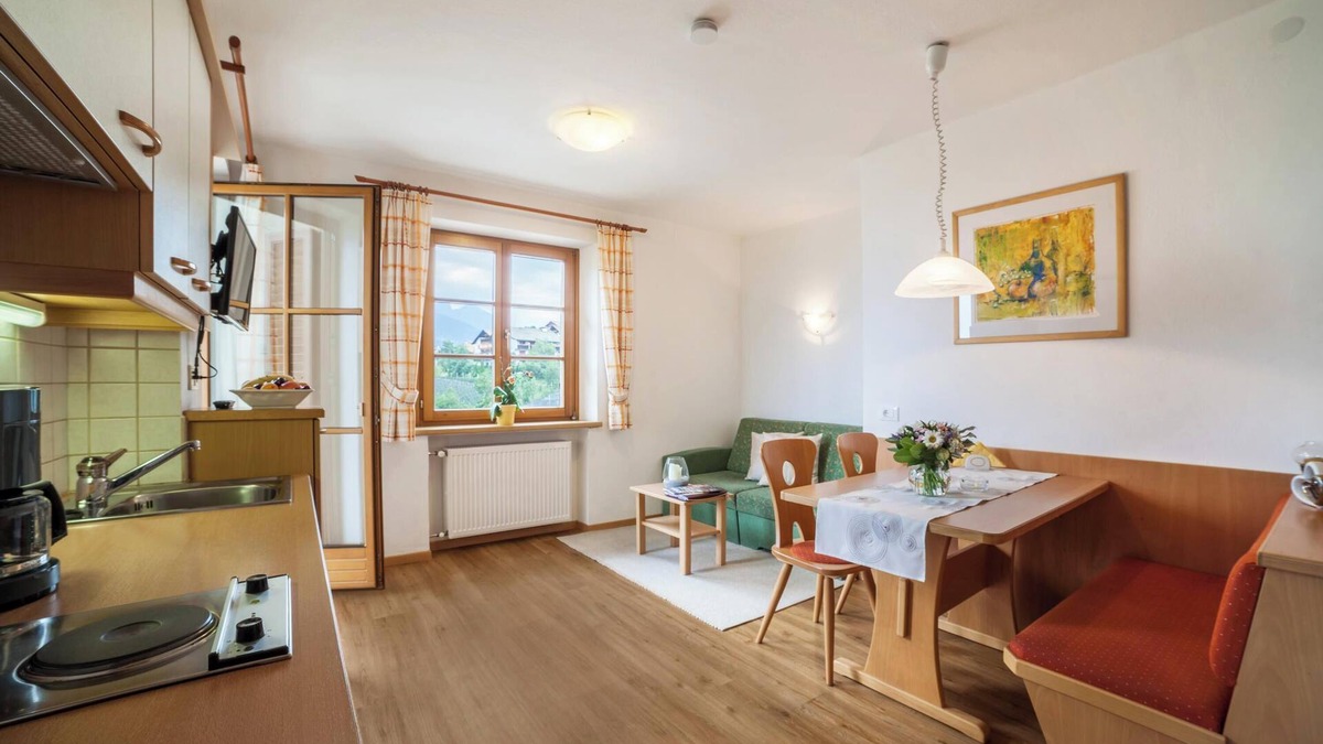 Schenna Apartment | Apartment "Hahnenkamm Rainegg" with Mountain View, Wi-Fi, Garden & Balcony