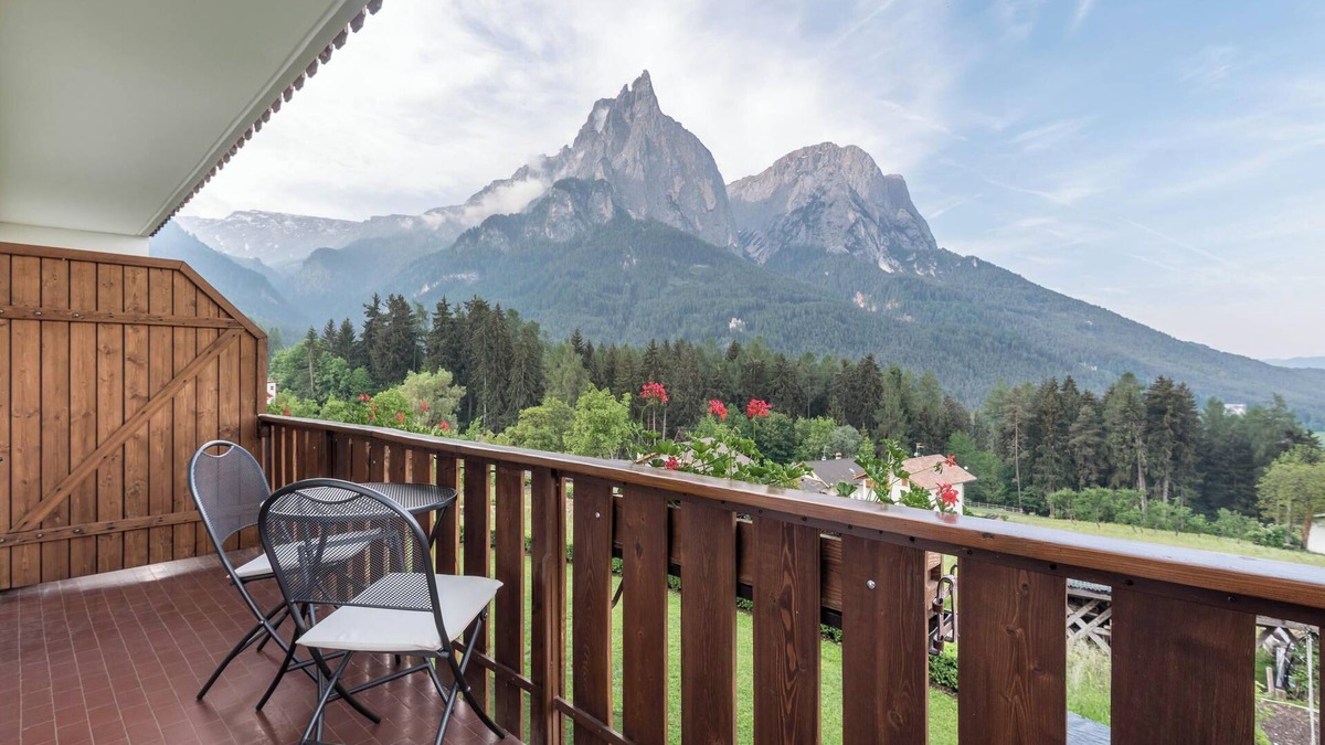 Castelrotto Apartment | Apartment “Haus Lohengrin - Ferienwohnung 1” with Mountain View