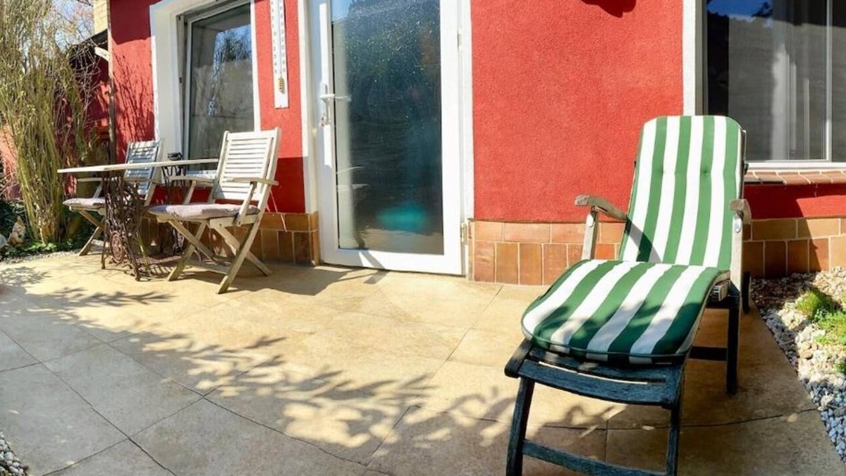 Sud House | Apartment 'Haus Mit Kunst' with Private Terrace, Shared Garden and Wi-Fi