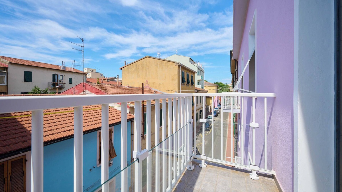Piombino Apartment | Apartment 'Holy Days' with Balcony, Wi-Fi and Air Conditioning