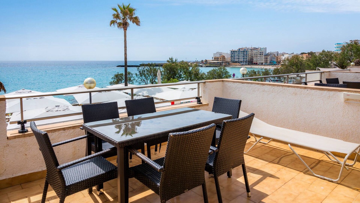 S'illot Apartment | Apartment 'Hostal Antic Apartamento 201' with Balcony, Wi-Fi and Air Conditioning