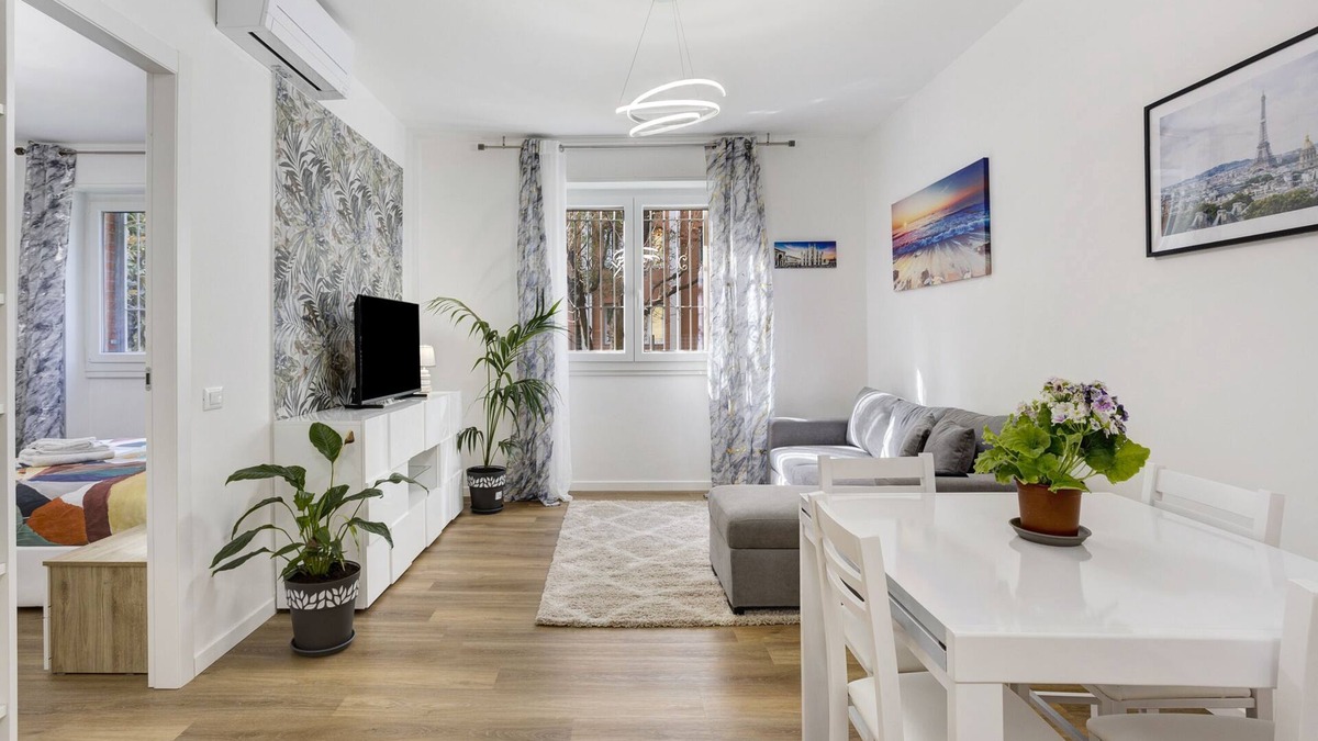 Nova Milanese Apartment | Apartment 'House Global International' with Wi-Fi and Air Conditioning