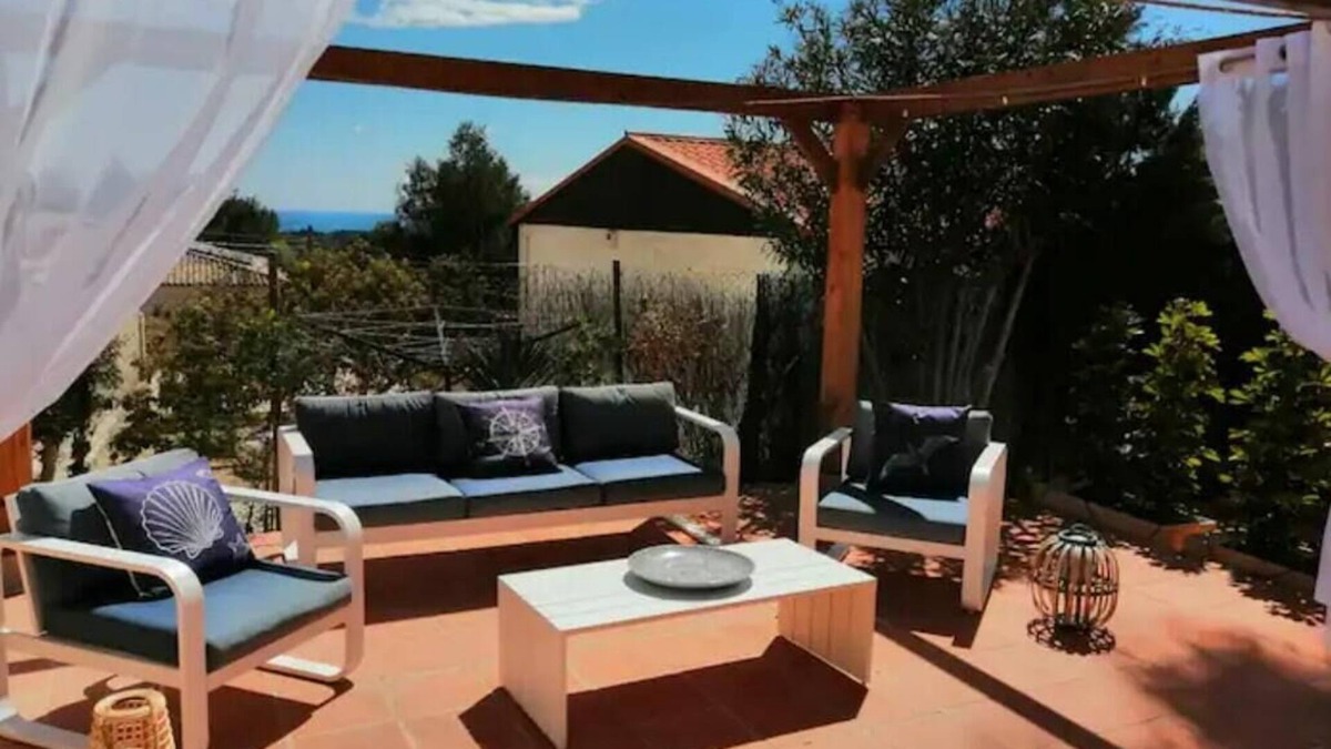 Bell Horizo Apartment | Apartment 'House of Barnaby' with Sea View, Shared Pool, A/C & Wi-Fi