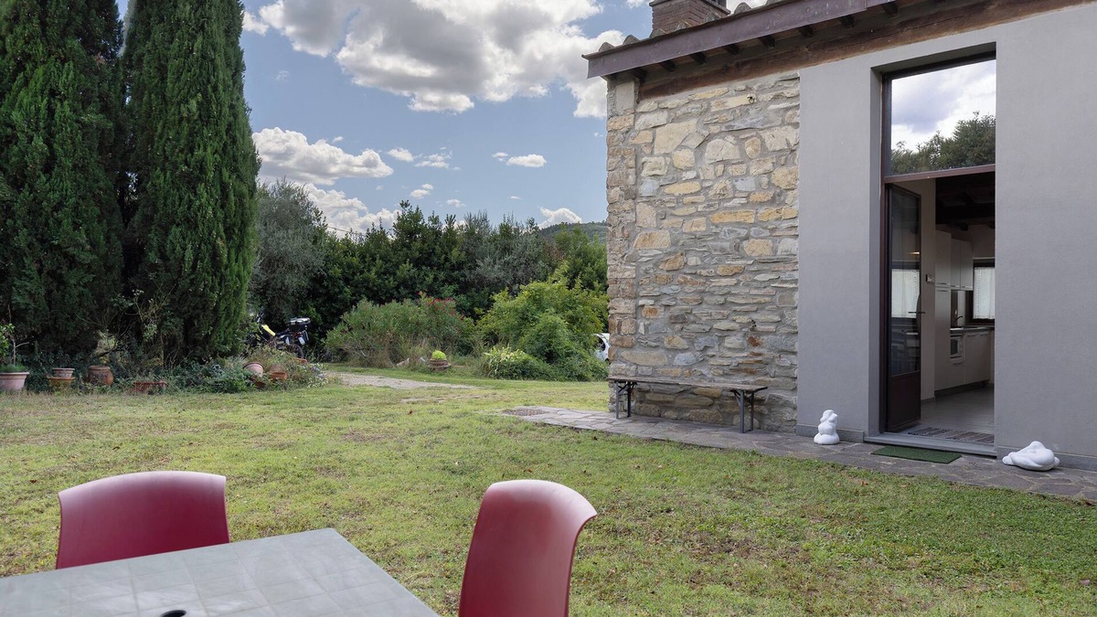 Montebonello Apartment | Apartment 'I Cipressi' with Shared Garden, Wi-Fi and Air Conditioning