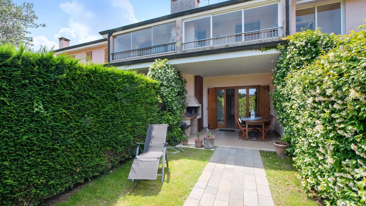Colà Di Lazise Apartment | Apartment 'I Vigneti Del Garda' with Shared Pool, Wi-Fi and Air Conditioning