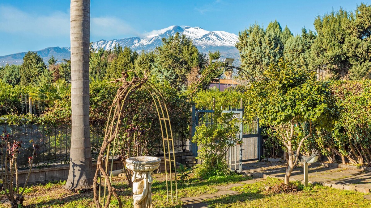 Fondachello Apartment | Apartment 'Il Giardino Delle Ninfe' with Mountain View, Wi-Fi and Air Conditioning