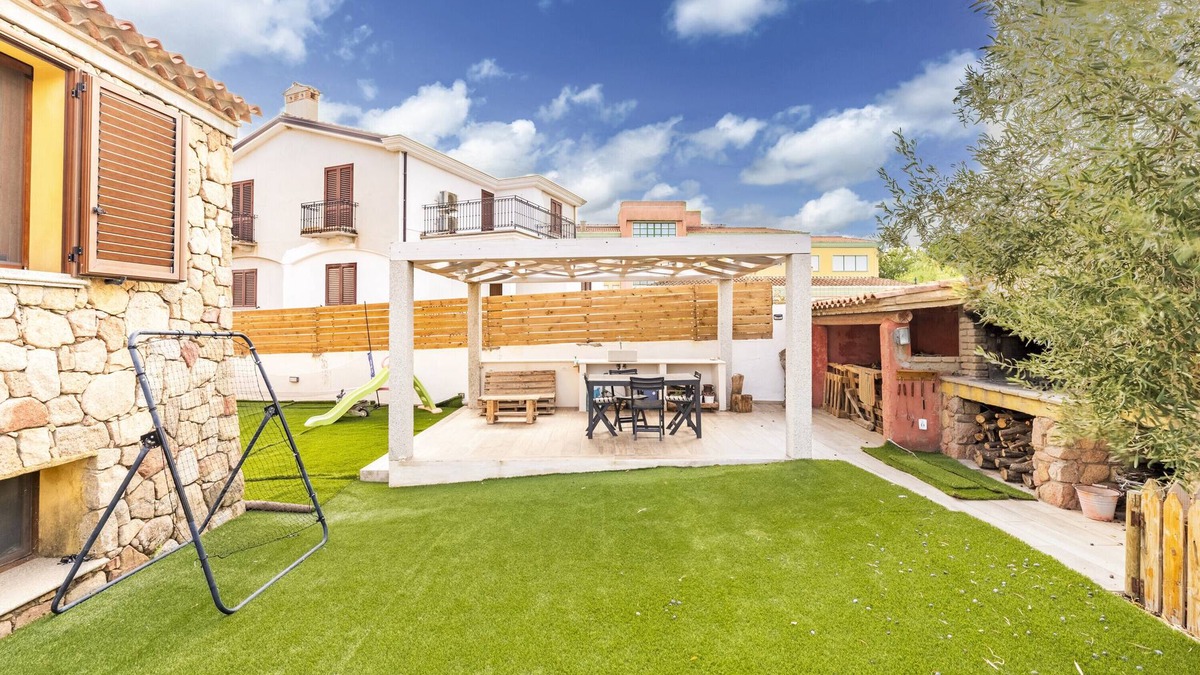 Cardedu Apartment | Apartment 'Il Giglio' with Private Garden, Wi-Fi and Air Conditioning