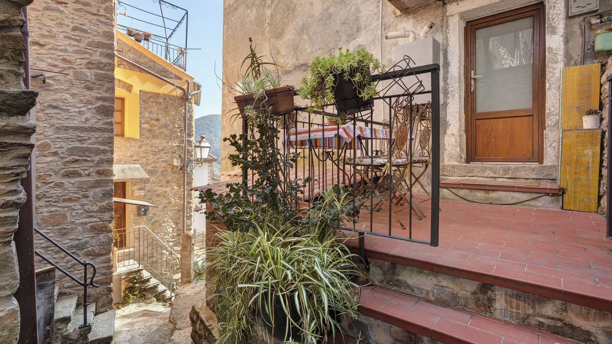 La Spezia Apartment | Apartment 'Il Giostro 2' with Balcony and Wi-Fi