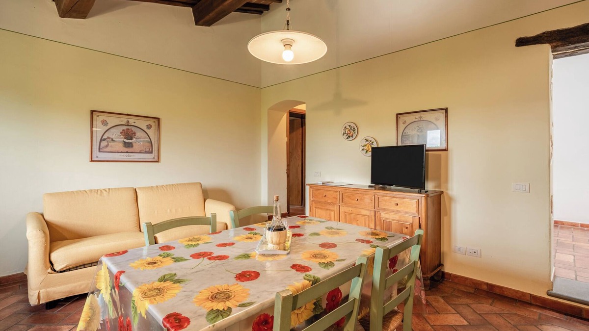 Fucecchio Apartment | Apartment 'Il Granaio' with Shared Pool, Wi-Fi and Air Conditioning