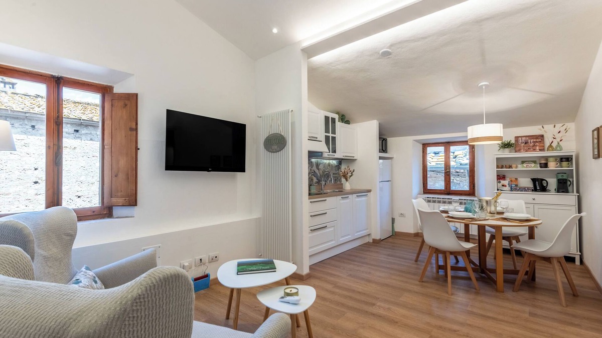 San Gimignano City Centre Apartment | Apartment 'Il Teatro' with Wi-Fi and Air Conditioning