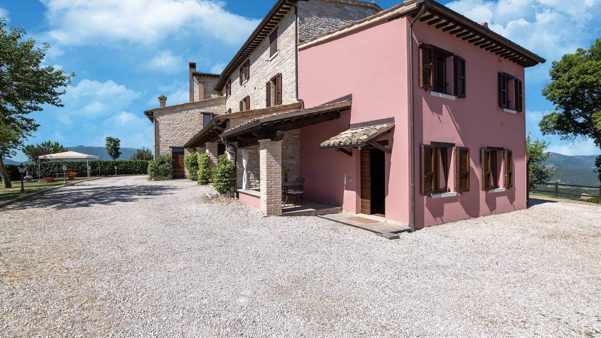 Cagli Apartment | Apartment in a country house with 2 pools