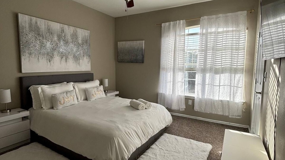 Four Points Apartment | Apartment in Austin
