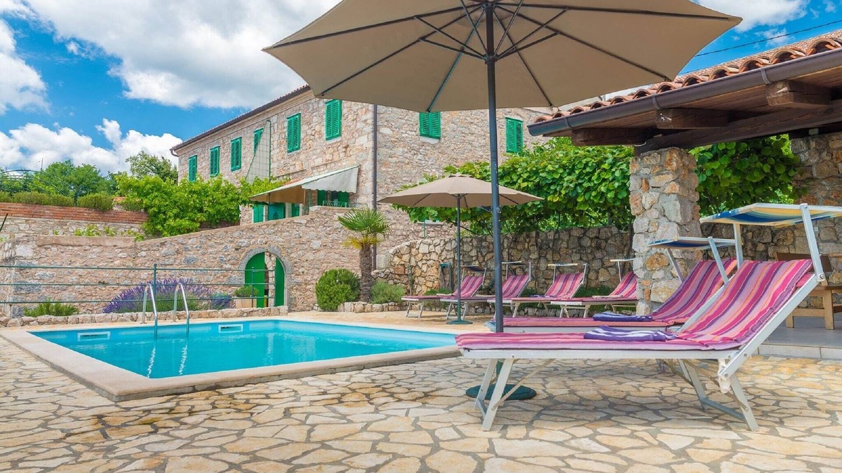 Crikvenica Villa | Apartment in Crikvenica with Scenic Terrace