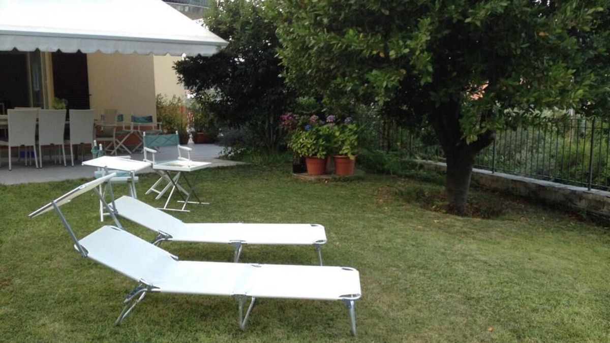 La Foce Apartment | Apartment in early 20th century villa with garden