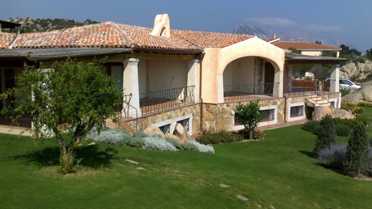 San Teodoro Villa | Apartment in fine villa with excellent sea view and well-kept garden.