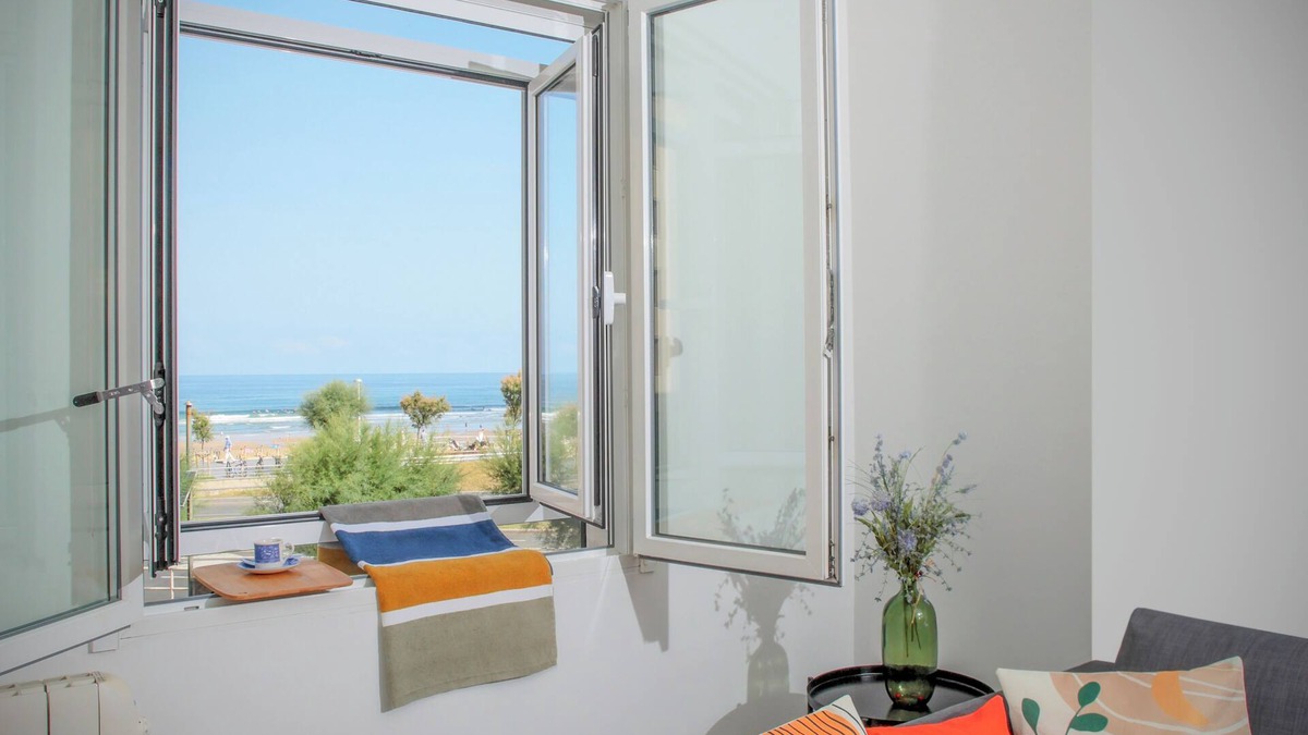 Gros Apartment | Apartment in front of the Zurriola beach with sea views,
