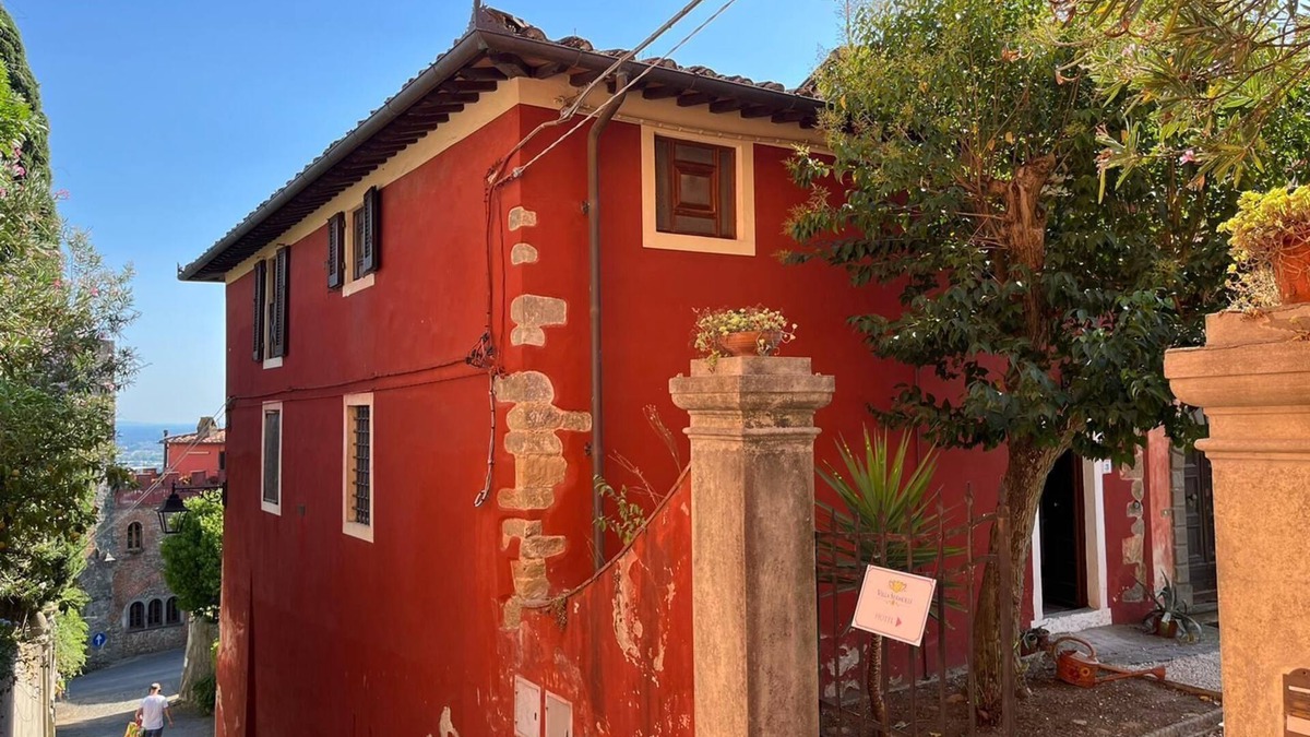 Buggiano Apartment | Apartment in the former 18th-century stables of Villa Sermolli