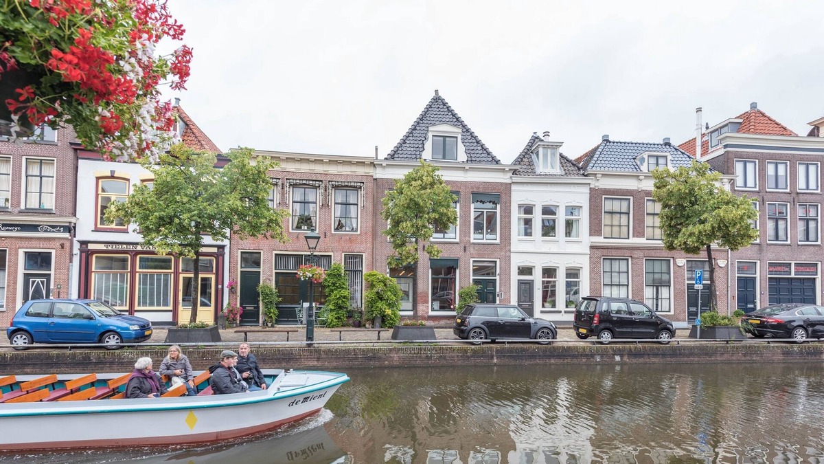 Alkmaar Apartment | Apartment in Monumental House with Wi-Fi and Bicycles