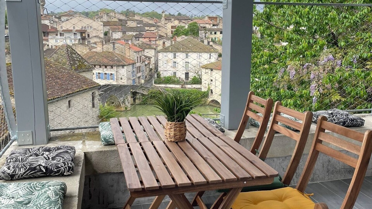 Nerac Apartment | Apartment in the center of Nérac with view and sauna