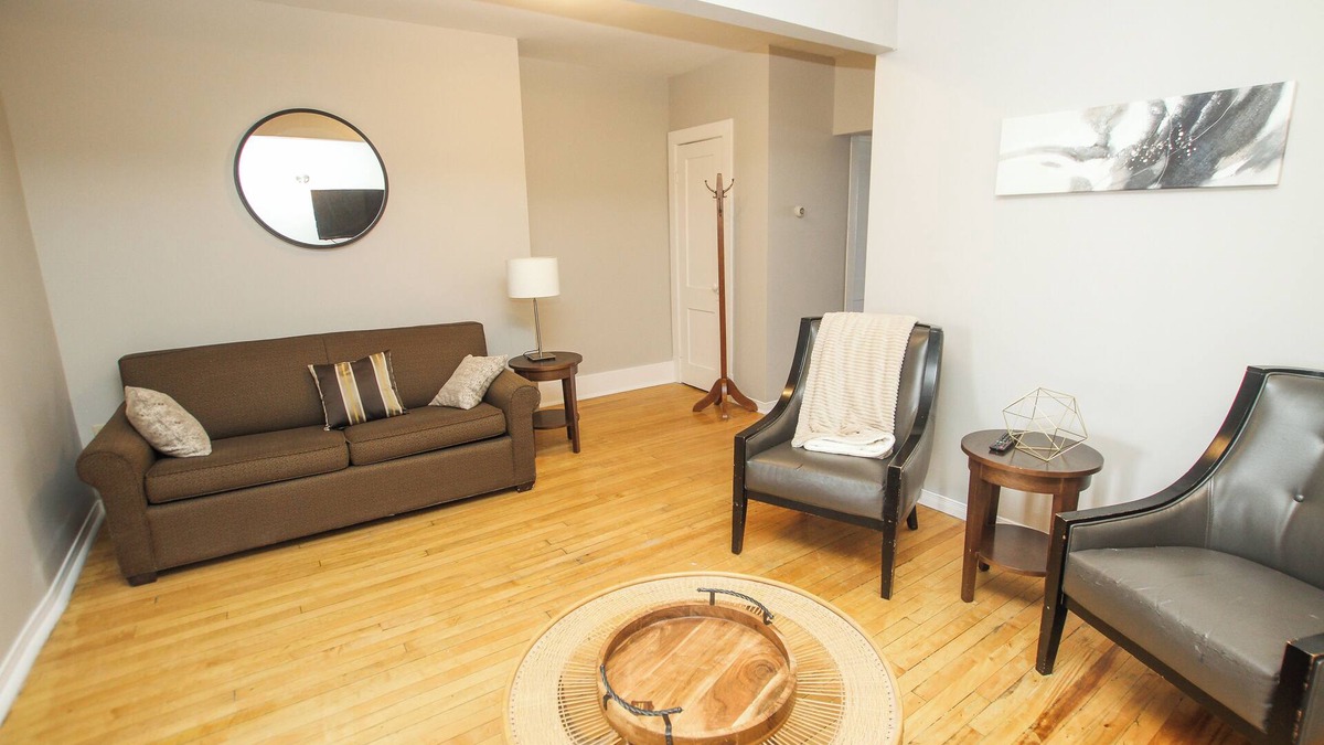 Cornwall Apartment | Apartment in the downtown area. Close to shopping and restaurants.