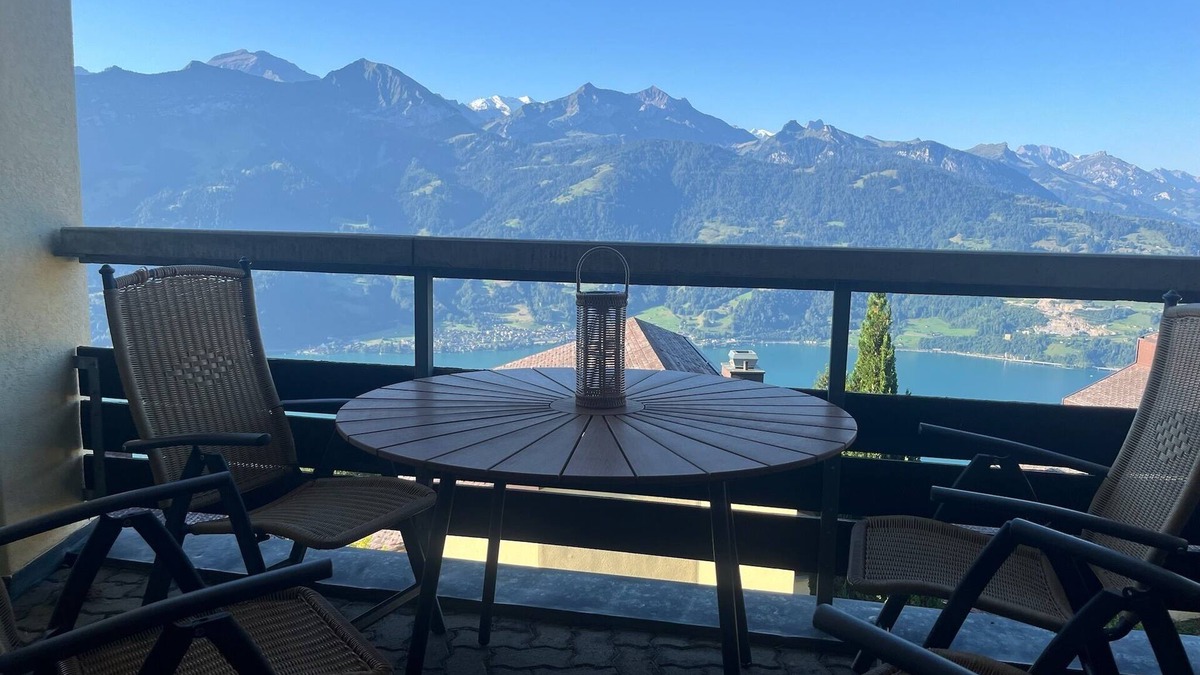 Beatenberg Apartment | Apartment in the hotel with a view of the mountains and lake!