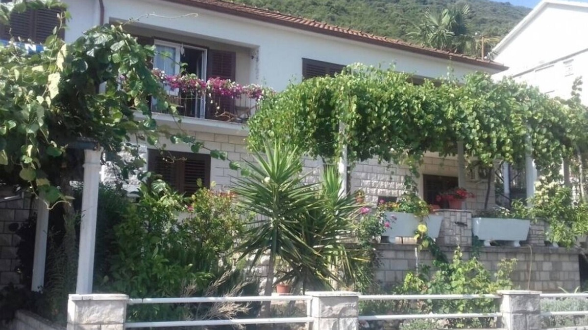 Trpanj Apartment | Apartment in Trpanj with Terrace, Air condition, WIFI, Washing machine (4199-3)