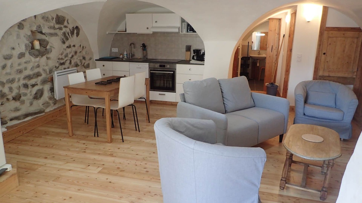 Vallouise Apartment | Apartment in vaulted cellar in the heart of Vallouise