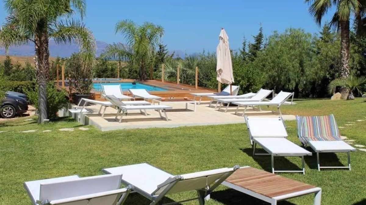 Partinico Apartment | Apartment in villa 900 meters from the sea overlooking the Gulf of Castellammare