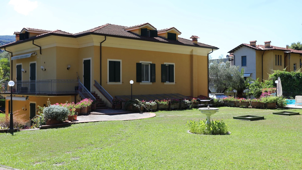 Lerici Apartment | Apartment in villa + large garden with beach and golf at 50 mt