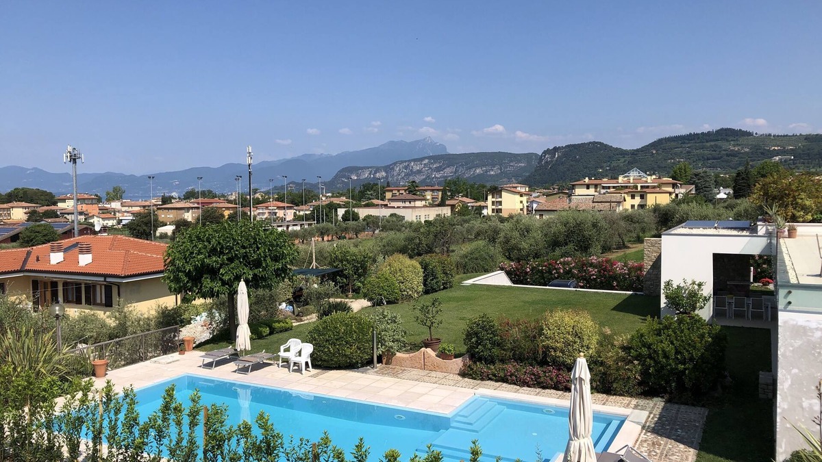 Bardolino Apartment | APARTMENT INSIDE A VILLA, LARGE GARDEN WITH LAKE AND POOL VIEW