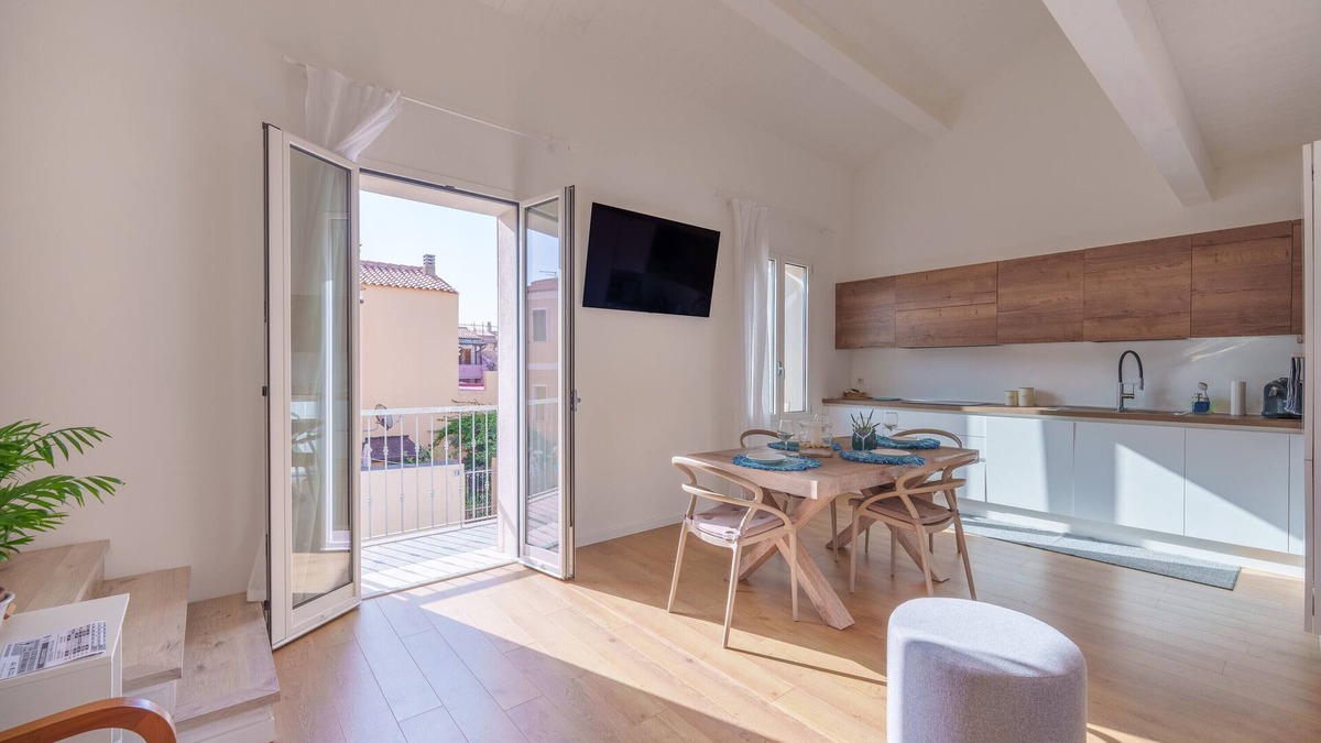 Santa Teresa di Gallura Apartment | Apartment 'Elegant House in the Centre' with Balcony, Wi-Fi and Air Conditioning