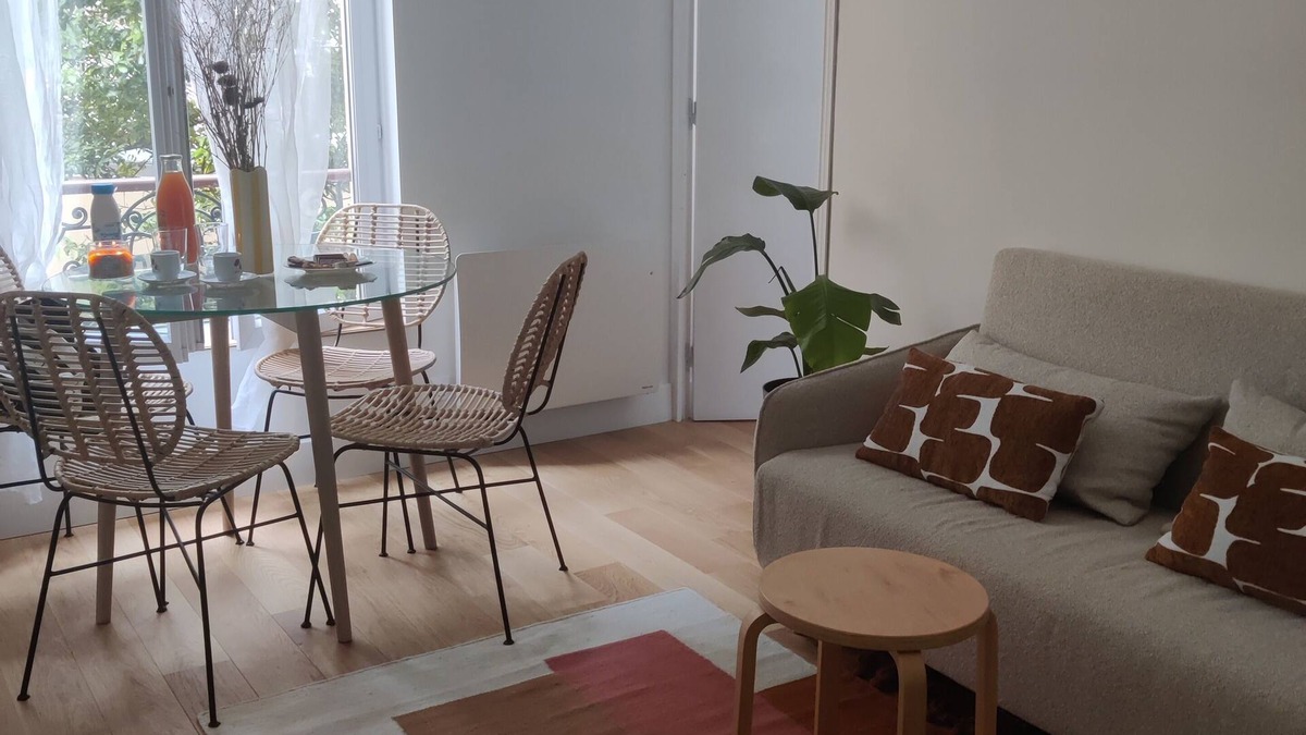 Louis Bertrand-Mirabeau-Semard Apartment | Apartment just outside Paris