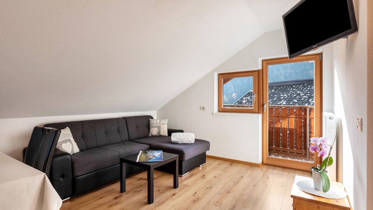 San Lorenzo di Sebato Apartment | Apartment 'Kehrerhof - Panorama' with Mountain View, Balcony & Wi-Fi